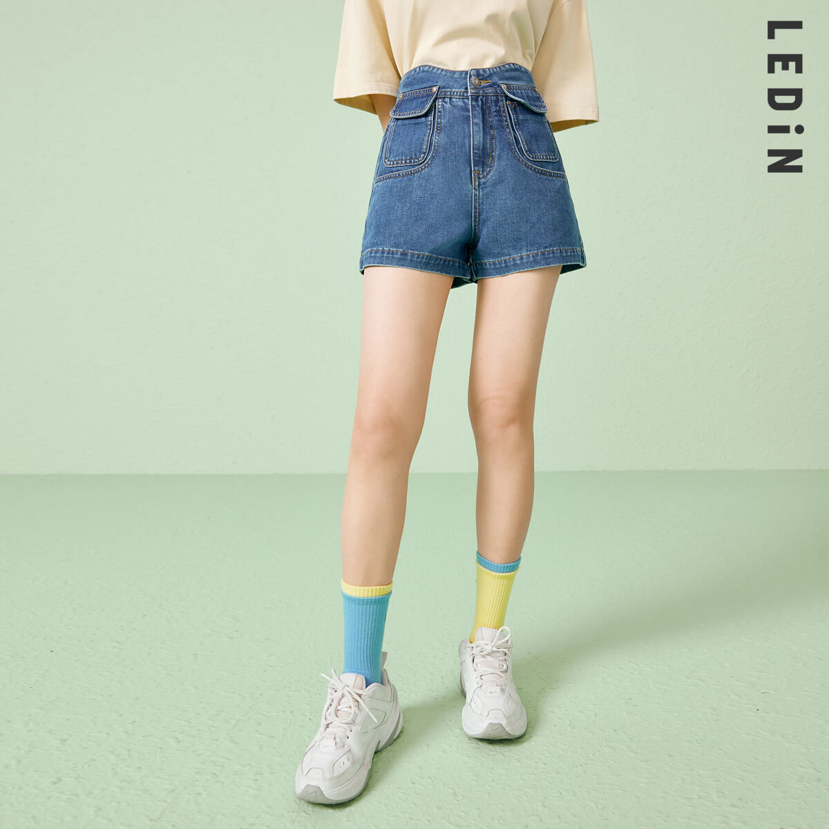 กางเกงยีนส์ผู้หญิงทรงตรงฤดูใบไม้ผลิปี 2021 กางเกงยีนส์ผู้หญิงลายดอกไม้เด็กใหม่ทรงหลวม